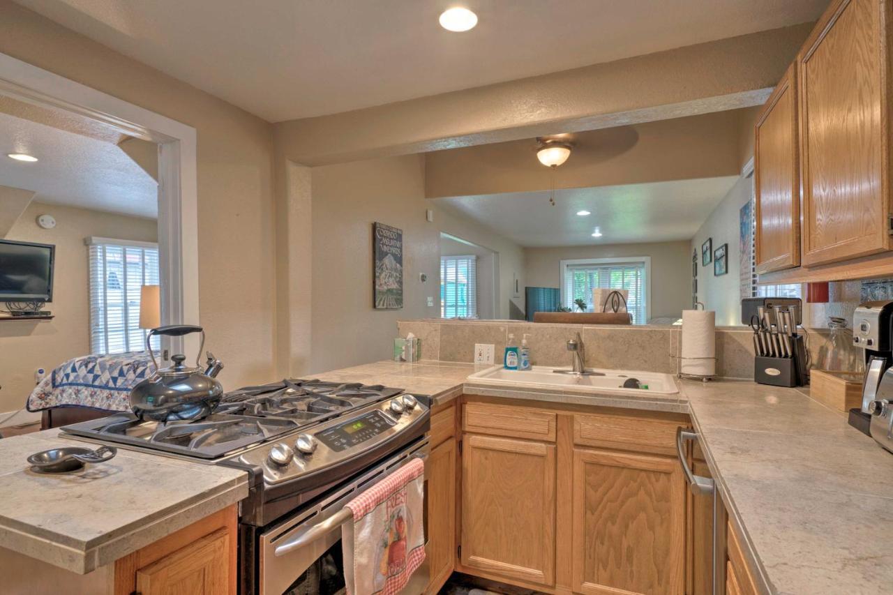 Creekside Home With Patio, Walk To Manitou Incline! 마니투 스프링스 외부 사진